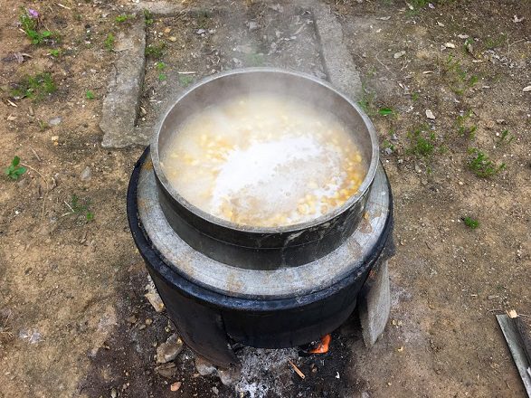 大豆をぐつぐつ
